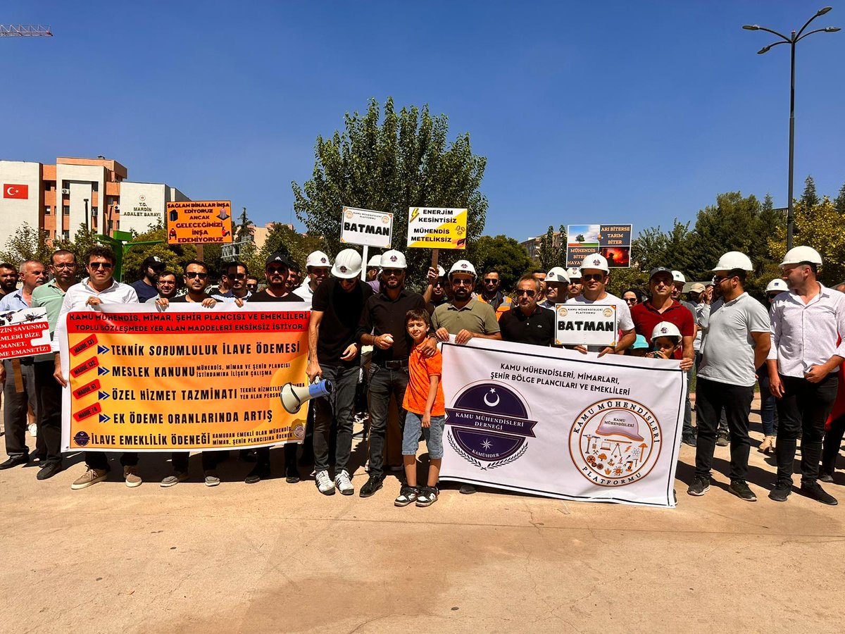 Latif_muhendis's tweet photo. Mardin'de basın açıklaması yaptık. İnşallah haklarımızı alırız da böyle şeylere bir daha gerek kalmaz.
#KamuMuhendisiTekSes https://t.co/zoOY6OFCoi