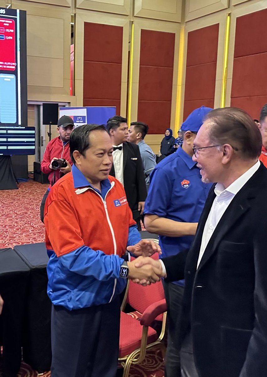 ahmadmaslan's tweet photo. Mlm tadi jumpa PM @anwaribrahim. Bersama yg lain tunggu keputusan #PRN.
Hari ini teruskan hidup dgn keluarga yg lama ditinggal. Keluar pagi balik pagi. Keluar 7pg balik 1-2pg, bantu kempen #Negeri9 & #Selangor terutamanya.
#MasakSendiri #NGAM #NasiGoreng petai, hati, halia dll. https://t.co/RMQ7EZhHR6