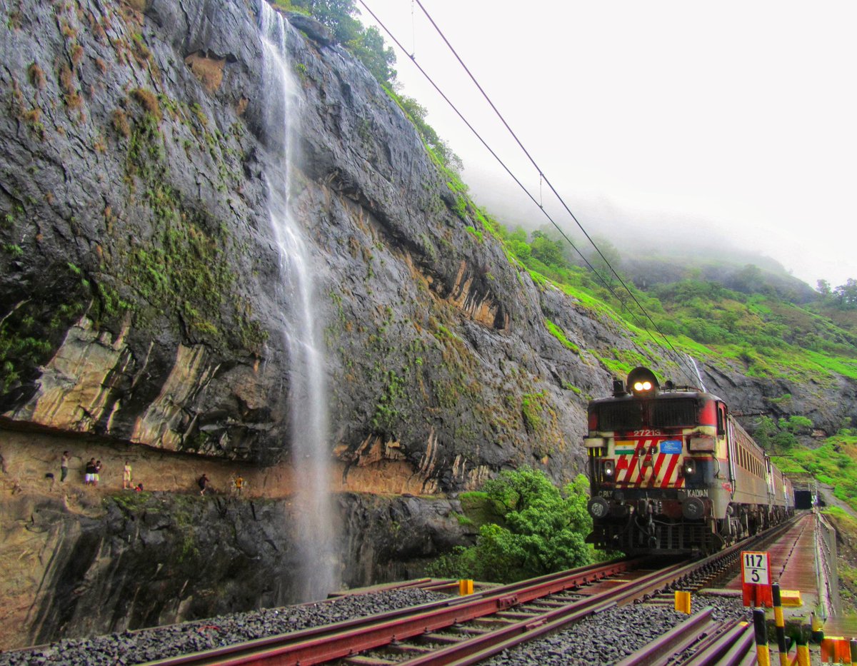 Padextronium's tweet photo. Bankers going towards Karjat for next duty. @drmpune @Central_Railway @RailMinIndia @AshwiniVaishnaw @ChandarRly @drmmumbaicr #AmritMahotsav 
#IndianRailways #IncredibleIndia #raildrishti https://t.co/Y8H83zia2e