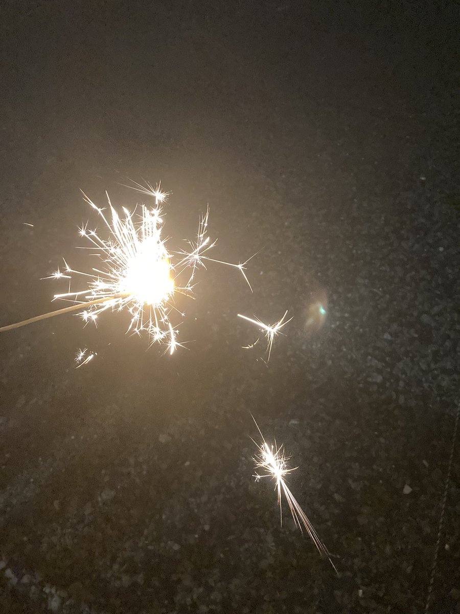 wKAIOw's tweet photo. 何年ぶりの花火だろう
綺麗🎇( '-' 🎇)ﾊﾅﾋﾞﾁｬﾝ https://t.co/dHEa6Lfcnd