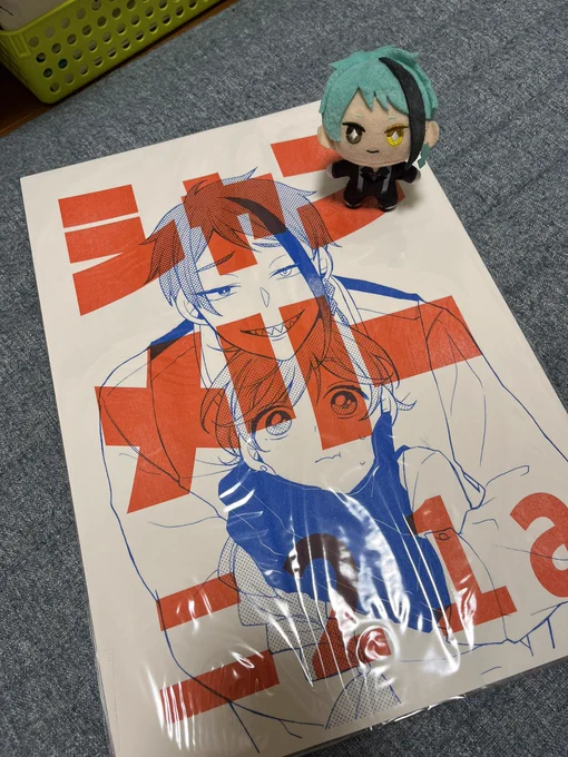 ノベルティーとポスター届いたノベルティーはすいすい(捏造)しおりで先着順でお渡しします紙はきなりと白の2種ランダムです。ツヤプリという加工をしていますのでインク映りせずご使用頂けます、ただ紙が薄めの為折れやすくなっていますのでご注意ください