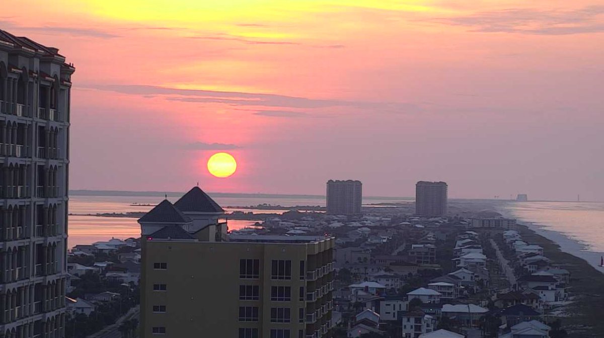 Sunday sunrise over Pensacola Beach ☀️

#flwx #alwx