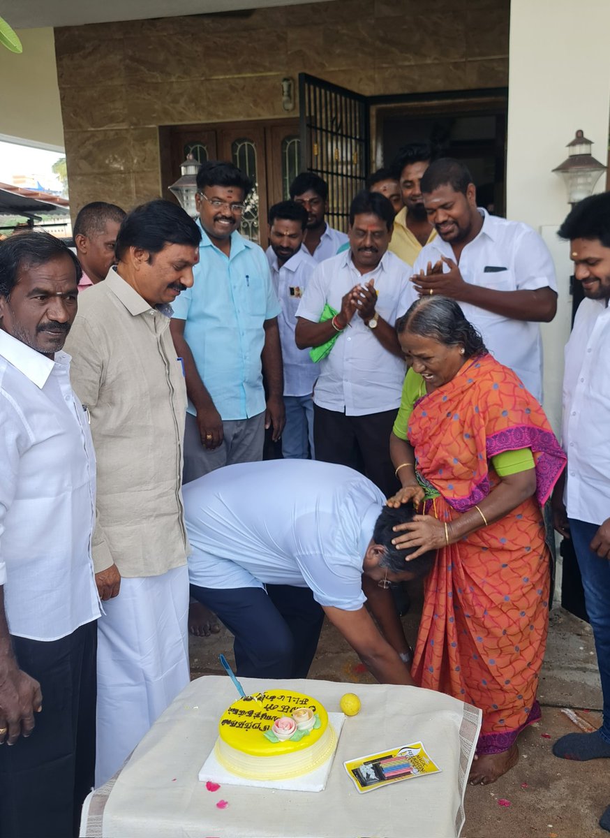 arulramadassMLA's tweet photo. எனது அம்மா இளவேணி ஆசிரியை,அப்பா இராமதாஸ் ஆசிரியர் ஆகியோரிடம் வாழ்த்து பெற்ற போது ... https://t.co/3pvnOyMFpg