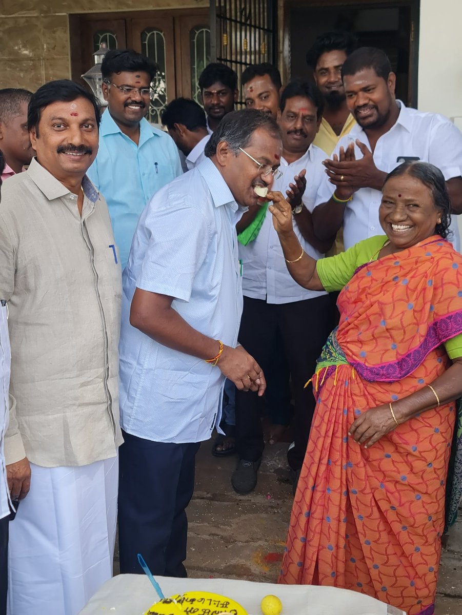 arulramadassMLA's tweet photo. எனது அம்மா இளவேணி ஆசிரியை,அப்பா இராமதாஸ் ஆசிரியர் ஆகியோரிடம் வாழ்த்து பெற்ற போது ... https://t.co/3pvnOyMFpg