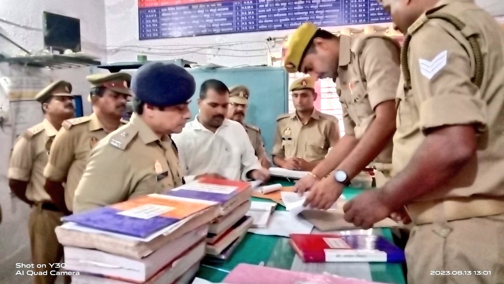 अपर पुलिस अधीक्षक <a href="/maharajganjpol/">MAHARAJGANJ POLICE</a> द्वारा थाना कोल्हुई का अर्द्ध-वार्षिक निरीक्षण किया गया। महोदय द्वारा सर्वप्रथम गार्द सालामी ली गयी। तत्पश्चात थाने के अभिलेखों,शस्त्रों,भोजनालय बैरिक,महिला हेल्प डेस्क,थाना परिसर आदि का निरीक्षण कर संबंधित को आवश्यक दिशा निर्देश दिए गए।#uppolice