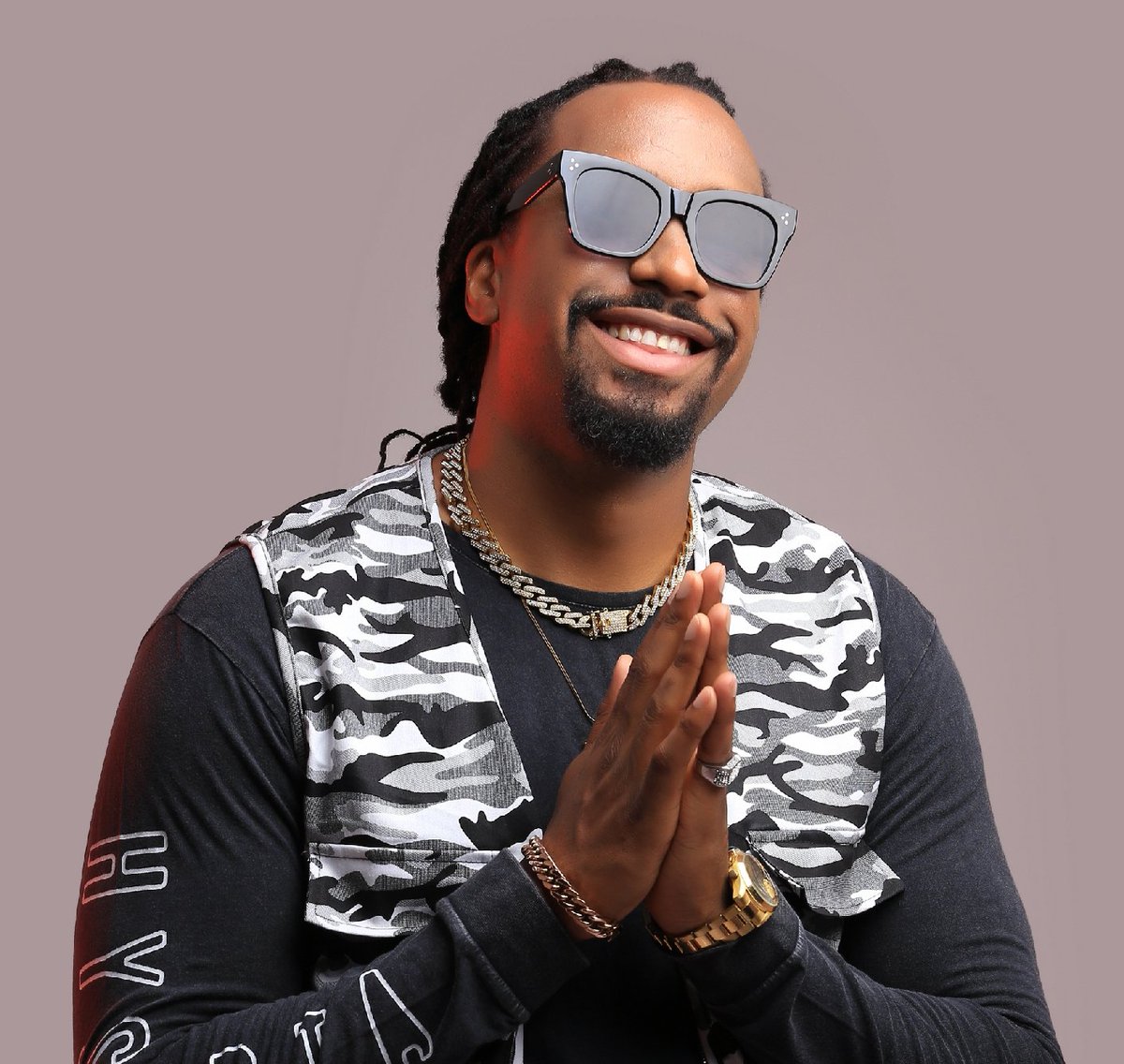 thechoice_live's tweet photo. Navio yatangaje umushinga karahabutaka afite
Umuraperi wo muri Uganda Daniel Lubwama Kigozi uzwi nka #Navio yatangaje ko agiye kongera gukorana indirimbo n'itsinda rya #KlearKut.
Klear Kut ikaba yarigizwe na Navio ubwe, Papito, Abba Lang, JB, ndetse na The mith guhera mu 2000 https://t.co/sis20jfOZS