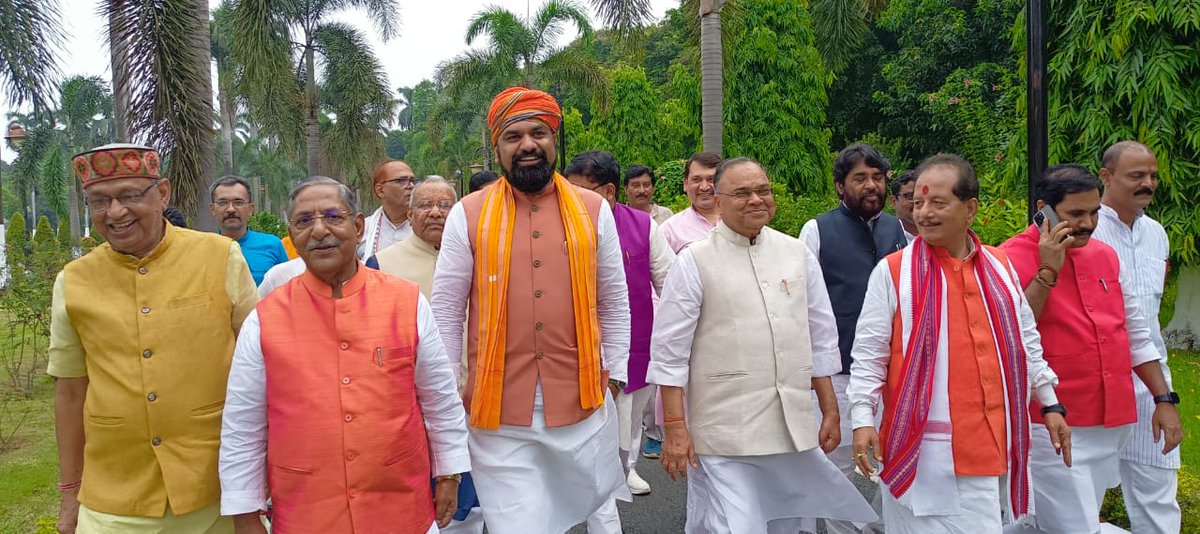 BJP4Bihar's tweet photo. भारतीय जनता युवा मोर्चा, बिहार द्वारा चलाया गया #SignAgainstNitishGovt हस्ताक्षर अभियान के अंतर्गत महागठबंधन सरकार के बर्बरतापूर्ण लाठीचार्ज और युवाओं से वादा खिलाफी के आक्रोश में करीब 25 लाख लोगों ने हस्ताक्षर किया।
आज महामहिम राज्यपाल श्री @GovernorBihar से मिलकर माननीय प्रदेश अध्यक्ष श्री @samrat4bjp और माननीय नेता प्रतिपक्ष श्री @VijayKrSinhaBih ने ज्ञापन को सौंपा।