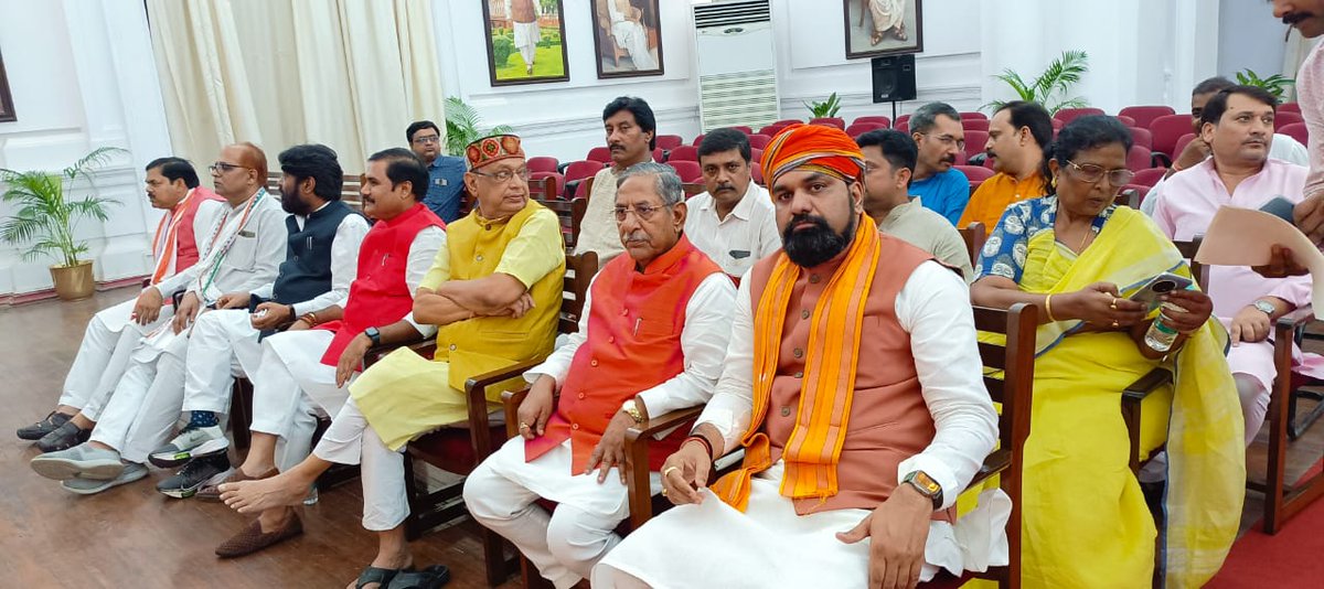 BJP4Bihar's tweet photo. भारतीय जनता युवा मोर्चा, बिहार द्वारा चलाया गया #SignAgainstNitishGovt हस्ताक्षर अभियान के अंतर्गत महागठबंधन सरकार के बर्बरतापूर्ण लाठीचार्ज और युवाओं से वादा खिलाफी के आक्रोश में करीब 25 लाख लोगों ने हस्ताक्षर किया।
आज महामहिम राज्यपाल श्री @GovernorBihar से मिलकर माननीय प्रदेश अध्यक्ष श्री @samrat4bjp और माननीय नेता प्रतिपक्ष श्री @VijayKrSinhaBih ने ज्ञापन को सौंपा।
