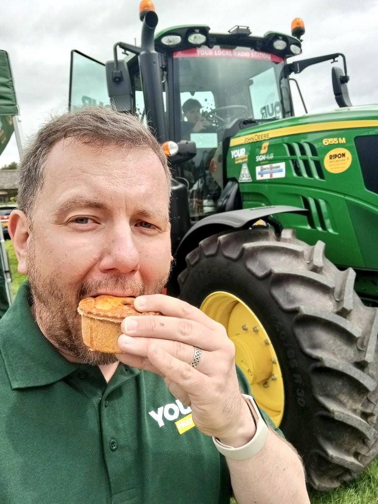 alexbcann's tweet photo. Thanks for the pie @SimonGraemeAuto 💥💥 @your_harrogate #yhtractor https://t.co/7fLbeeZjsB