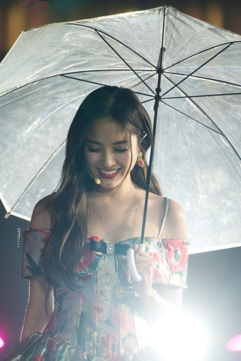 rushhour39's tweet photo. Before rain 
It has many storms
After rain
You shine brighter than the sun ☀️

HBD SOLOFREEN DAY1
#SarochaSoloStageD1
#srchafreen
#ทีมป๊ะป๋าฟรีนเบค https://t.co/rt0T3ZsPfR