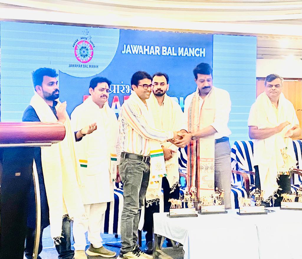 jbmbihar's tweet photo. Jawahar Bal Manch ka Raipur adhiveshan main Bihar chief state coordinator Tariq Anwar Ji ko sammanit kiya Gaya  rashtriy Adhyaksh @drgvhari sir ke dwara @itariqanwar @Tayyab_INC @HassanAman_ @akhileshPdsingh https://t.co/BdUHiuvg3X