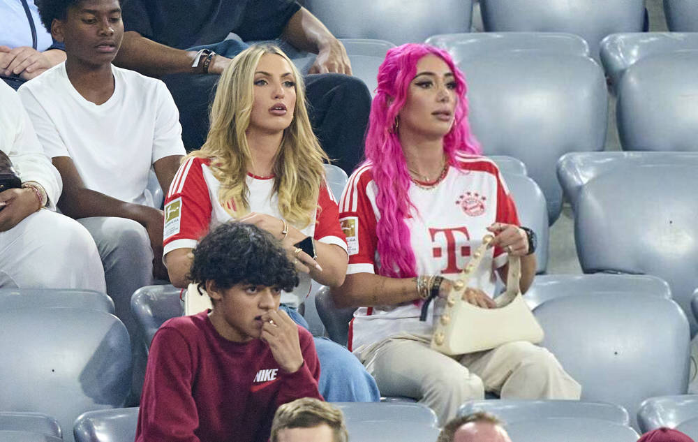 ItsAWagWagWorld's tweet photo. #Sheyenne supporting #AlphonsoDavies during the German Super Cup match between Bayern Munich and RB Leipzig (0-3). #BayernMunich https://t.co/d79ChMGB0E