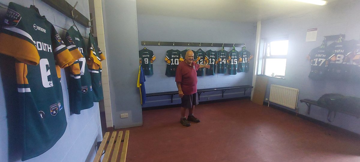 RugbyLeeds's tweet photo. Ready for the 14s and 15s North v South game @Hunslet_ARLFC @TheRFL  Thanks to the Dignitrys today, Glenn Davis, Geoff O'Donnell, Bernard Shooman and Head of Youth John Bastion  @leedsrhinos https://t.co/lI99uRn5zE
