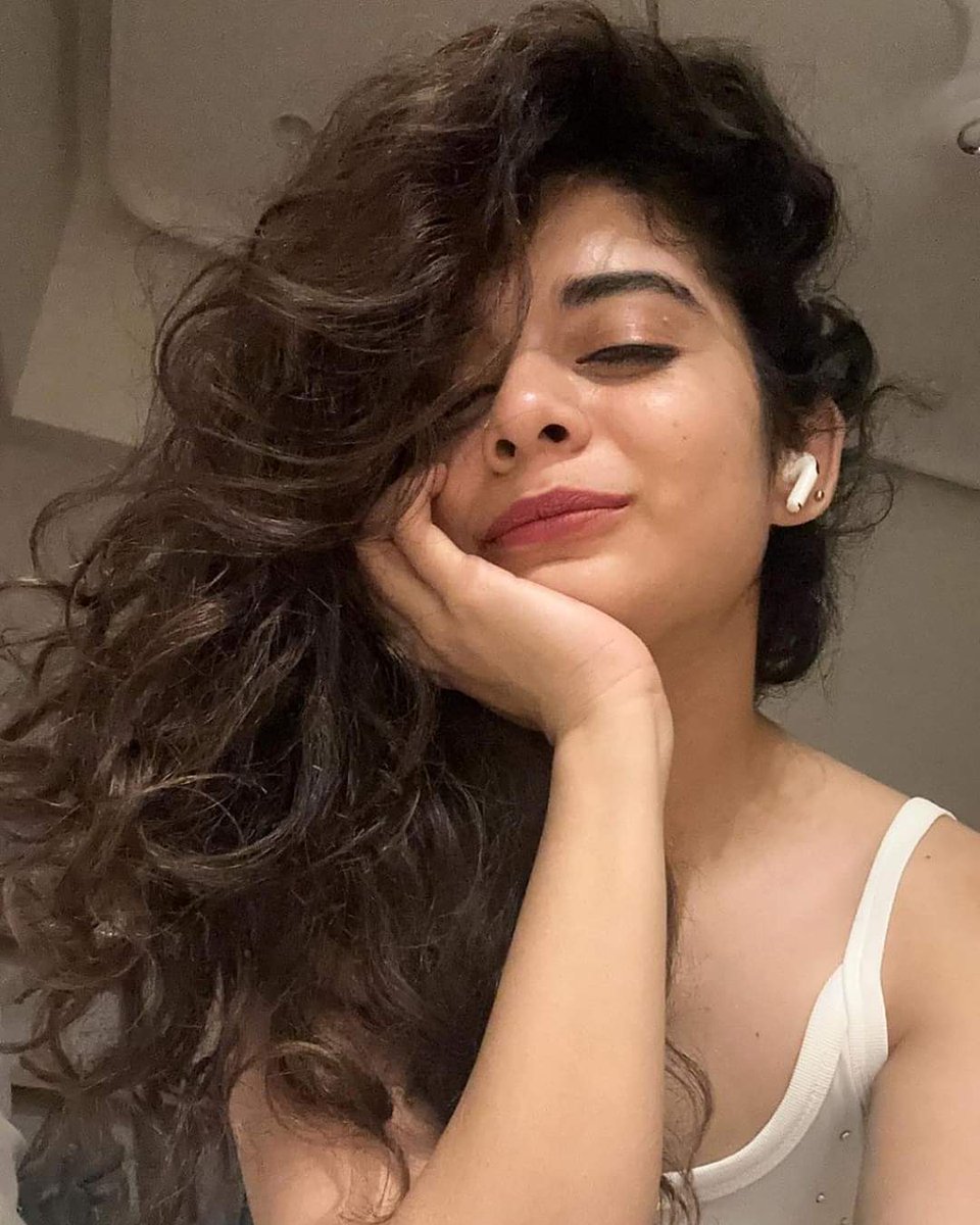 PuneTimesOnline's tweet photo. “Curls in. Curls out 🤸🏻‍♀️,” writes @mipalkar as she shares snaps of a good hair day 💁🏻‍♀️
.
.
#mithilapalkar #mithila #mithilapalkarfc #curlyhair #goodhairday https://t.co/9wjjii6Jq0