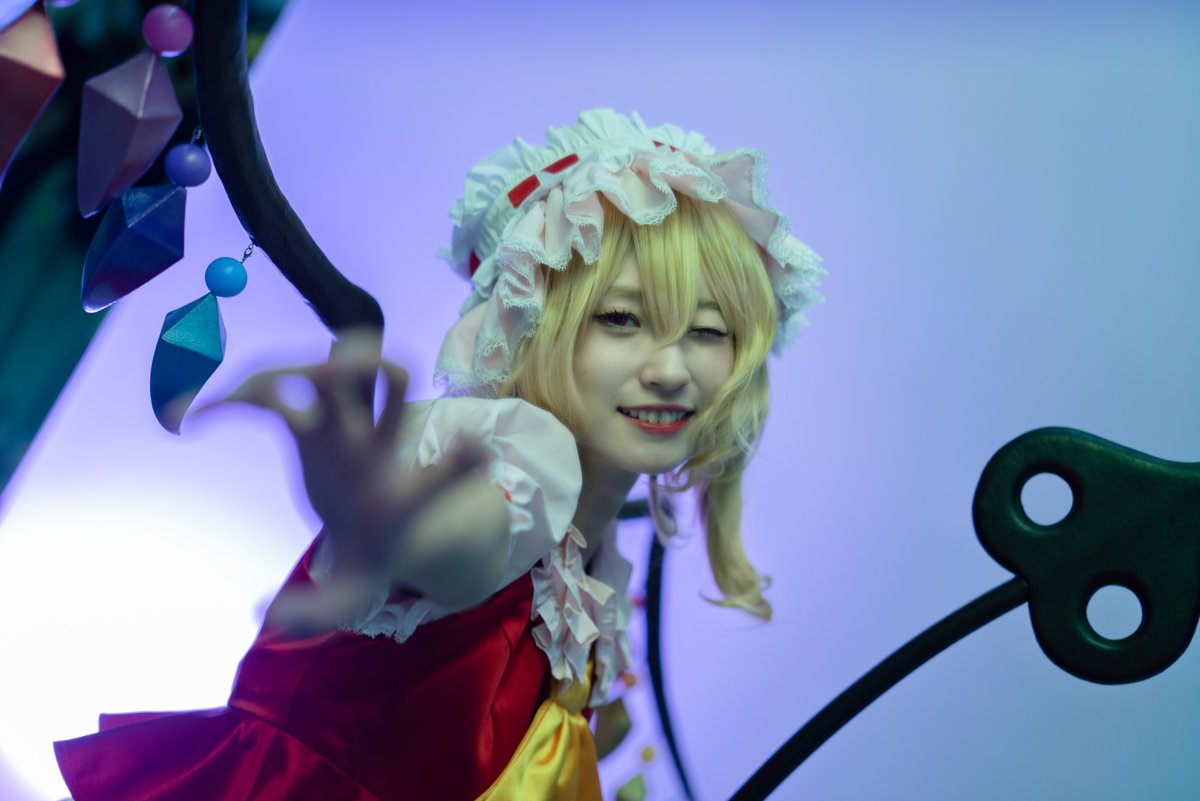 Lz9745To's tweet photo. コミックマーケット102  
フランドール・スカーレット  
星名はるちゃん @hoshinaharu
一日目のコスプレ撮影させていただきありがとうございました～ #星名はる #アイロボ #C102 #C102_cos #C102コスプレ #コミックマーケット102 #東方Project #フランドールスカーレット https://t.co/iIu5BcQFZh