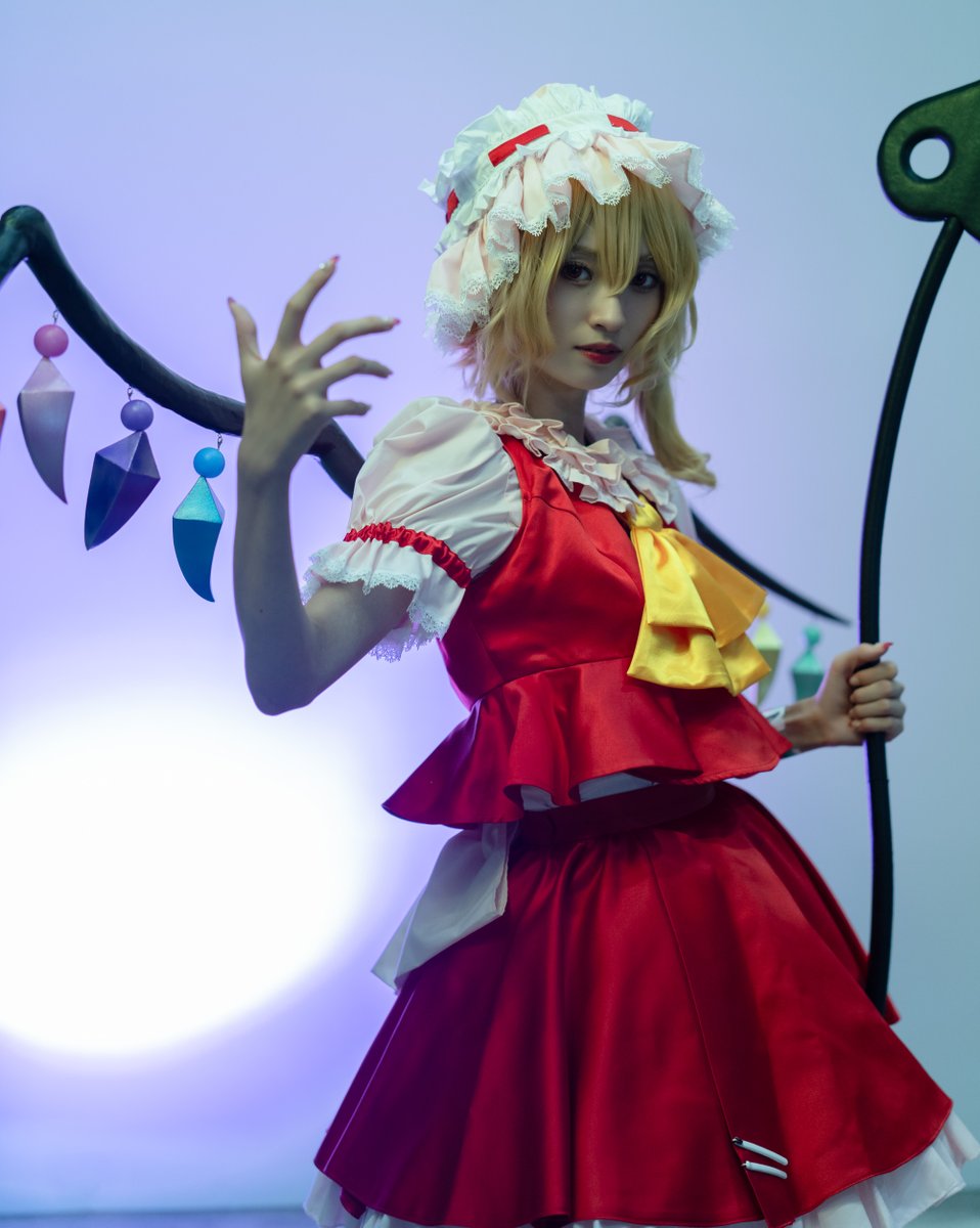Lz9745To's tweet photo. コミックマーケット102  
フランドール・スカーレット  
星名はるちゃん @hoshinaharu
一日目のコスプレ撮影させていただきありがとうございました～ #星名はる #アイロボ #C102 #C102_cos #C102コスプレ #コミックマーケット102 #東方Project #フランドールスカーレット https://t.co/iIu5BcQFZh
