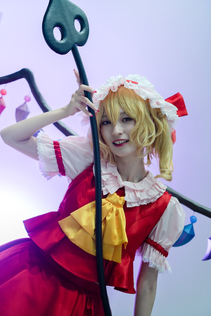Lz9745To's tweet photo. コミックマーケット102  
フランドール・スカーレット  
星名はるちゃん @hoshinaharu
一日目のコスプレ撮影させていただきありがとうございました～ #星名はる #アイロボ #C102 #C102_cos #C102コスプレ #コミックマーケット102 #東方Project #フランドールスカーレット https://t.co/iIu5BcQFZh