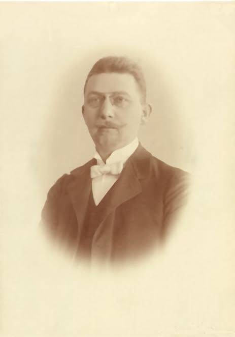 sayan_dey's tweet photo. #ThisDayInHistory Post 1112:

13 August 1898 (125 years ago): Carl Gustav Witt discovered 433 Eros, the first near-Earth asteroid to be found.

[1]

#History #OnThisDay #OTD #CarlGustavWitt #433Eros #Asteroid https://t.co/Fk5WNLTZev