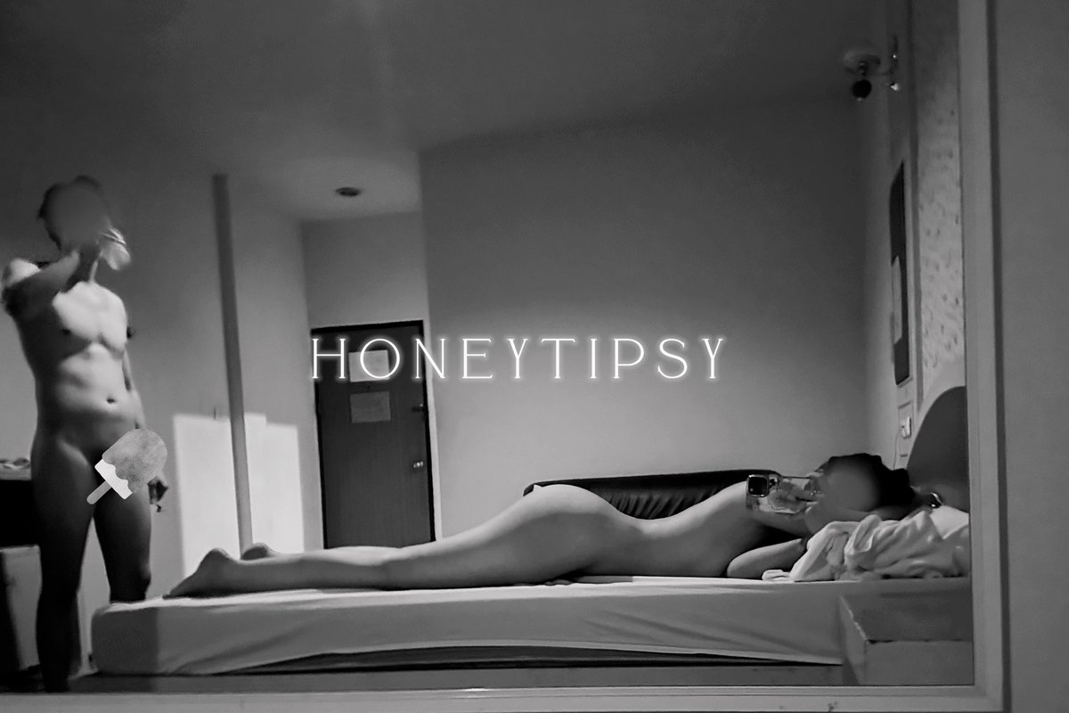 _Honeytipsy's tweet photo. รีวิวการเที่ยวบาร์โฮสเมื่อคืนค่ะ 

เมื่อคืนไปเที่ยวบาร์โฮสร้านใหม่ขนาดไม่ใหญ่มากเพื่อนบอกว่าเด็กหน้าตาดีเอนเตอร์เทรนแรงนัวในร้านล้วง จูบ ฉ่ำมากฮันนี่เลยต้องไปลอง

เข้าไปในร้านครั้งแรกฮันนี่เรียกเด็กมา 8-9 คนให้มาดูแลที่โต๊ะเพื่อดูว่าใครคุยสนุกเข้ากับเราได้ และดูแลแบบไหน พอรอบที่ 2 ก็ลดเด็กเหลือเด็กแค่ 3 คนที่เราชอบไว้ทำถึงดูแลดีมากฟิวแฟนไม่เคยต้องหยิยจับอะไรเองเลย

ดื่มต่อจบปิดร้าน คอนเฟิร์มว่าเด็กร้านนี้นัวสุด ใช้จูบเปลืองมาก จับโดนควยเมื่อไหร่ก็แข็งทำให้เราหมั่นเขี้ยวตลอด เดินไปไหนทำอะไรแม้กระทั่งล้างมืออยู่ก็โดนหอมแก้มได้ค่ะ

ร้านแรกปิดจะไปต่อร้านที่ 2 ฮันนี่ไปรถของน้องที่เราชอบที่สุดในร้าน คุยตกลงกันเรียบร้อยว่าคืนนี้จะจบที่เย็ดและคุยกันยาวๆคุณเค้าใจร้อนมากกกกก ฮันนี่กะจะไปดื่มต่อร้านที่ 2 พอร้านปิดไปทานข้าวกันก่อนค่อยไปจบที่คอนโดสวยๆ

แต่คุณเค้าเลี้ยวเข้าม่านรูดระหว่างเดินทางไปร้านที่สองเลยค่ะ เย็ดกันก่อน 1 น้ำ ฟิลแบบคนเงี่ยนควยไม่ไหวแล้ว เย็ดแบบรุนแรง ไซร้แบบรีบเร่งแล้วจับควยยัดเข้ามาเย็ดคาชุดกันทั้งสองคนเลยค่ะ เสร็จแล้วก็รีบล้างตัว แต่งตัวไปดื่มต่ออีกร้านเพราะเพื่อนที่ขับรถไปพร้อมกันถึงร้านก่อนแล้ว

เที่ยวเสร็จหกโมงเช้ากลับคอนโดของคุณเค้าเย็ดต่ออีก 2 น้ำ เย็ดเสร็จนอนสลบยาวจนถึงบ่ายสามเราจะกลับก็ยื้อ นัวกันไปนัวกันมามีอารมณ์อีกเย็ดกันต่ออีก 1 น้ำ จบที่ 4 น้ำ

ไส้อั่วเจียงใหม่ร้านนี้เผ็ดแซ่บมากค่ะ