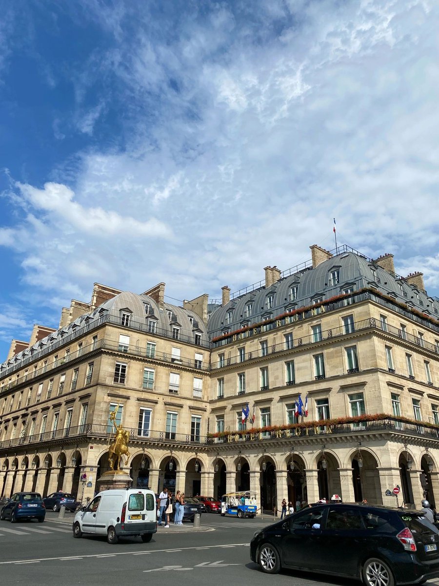 yy77177's tweet photo. The sky in Paris is like an ever-changing oil painting. It’s sunny in the west and rainy in the east. The blue sky and white clouds are not finished yet, but there is a rainbow quietly appearing in the Louvre 🌈 The sky is so charming. https://t.co/3E8MOiB64y