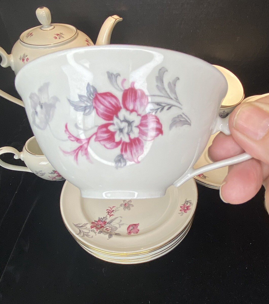 It’s happy hour AND TEA TIME somewhere! This Lovely VINTAGE HUTSCHENREUTHER BAVARIA ARZBERG IRIS TEA POT. GERMAN will make your tea time SO SPECIAL. This 9” teapot with creamer and sugar would be a great addition to your tea collection. 
sarajanesalley.net