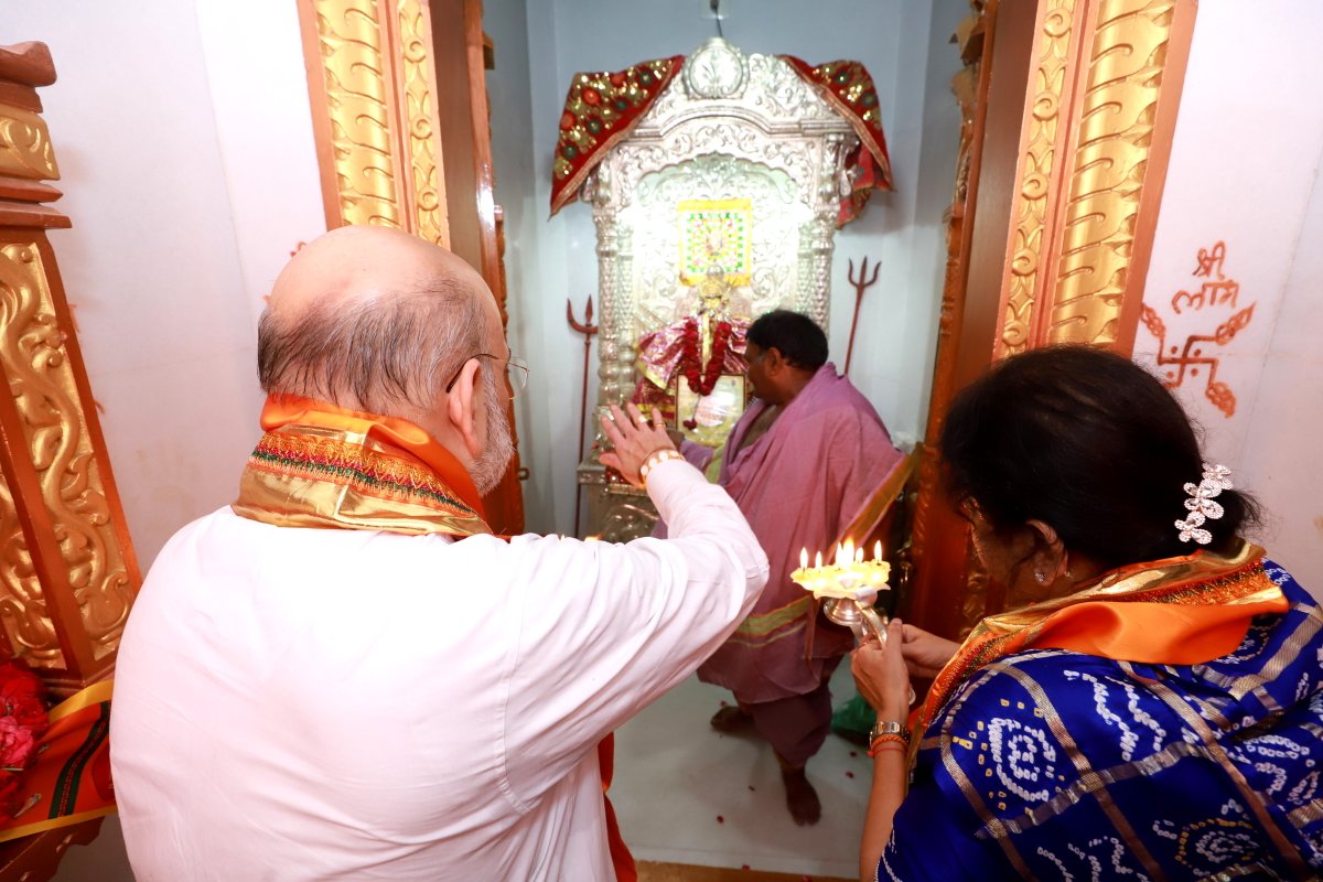AmitShah's tweet photo. अपने पैतृक गाँव माणसा में कुलदेवी बहुचर माता मंदिर में दर्शन व पूजन कर देशवासियों के कल्याण की कामना की।

મારા વતન માણસા સ્થિત કુળદેવી બહુચર માતા મંદિર ખાતે દર્શન અને પૂજા તેમજ દેશવાસીઓના કલ્યાણની પ્રાર્થના કરી. માતાજી સૌ જન પર તેમના આશીર્વાદ વરસાવે.

‘જય માડી બહુચરા’ https://t.co/HbOVLGGXL0