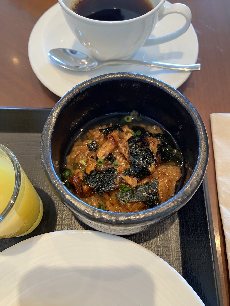 roy91058745's tweet photo. 朝食は追加料金でパーゴラに。8時半でも待ちがありました💦ひつまぶし、味噌カツ久しぶりに食べおいしかった😍生搾りオレンジジュース🍹があって嬉しかった。なくなったと思ってた😅メロン警察🍈👮🏻しましたがさすがマリオット。甘くておいしい🍈でした！大好きなフレンチトーストはおかわりしました😅 https://t.co/jojKEgTrGi