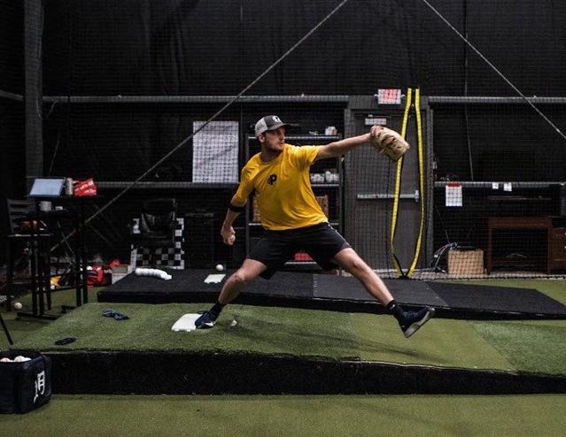 lyaos_baseball's tweet photo. ①軸足でスクワットの形を作る

② ①の形をキープできる範囲で前足をできるだけ遠くに出す

③ 下記写真の局面になったら軸足を爆発的に伸展させて骨盤（おへそ）をキャッチャー方向に突き出す

④ 気持ち「軸足＞骨盤＞頭」で弧を作りながら、前足の着地エネルギーを使って骨盤を前傾させて投げる https://t.co/K1F6uMcqqk