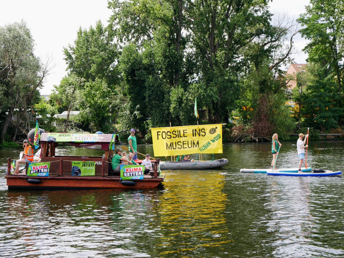 GfKD_2025's tweet photo. Wir sind heute für eine sozial- und klimagerechte #Energiewende in Berlin auf dem Wasser. 🚣‍♀️

📢 Wir fordern u.a. Vattenfall auf, das Fernwärmenetz und die Erzeugungsanlagen einzig an das Land Berlin zu verkaufen.
#Rekommunalisierung #ClimateAndBoat https://t.co/uBgnLwIEeI