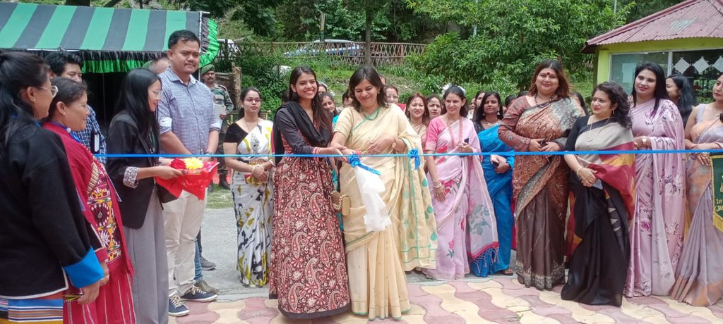 DBomdila's tweet photo. 2-day Self Help Groups mela concluded today at #Tengahut . The event was organised by #ArSLM in collaboration with @OfficialAwwa &amp; District Administration, Bomdila. Showcasing local talent,innovative products &amp; community spirit. #Empowerment #Entrepreneurship 
@adgpi @PIB_India https://t.co/hEtVn9rJ1C