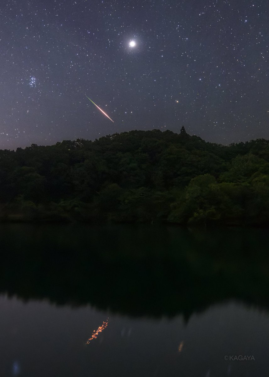 木星とすばるがそろって昇ったところに、ペルセウス座流星群の流れ星が飛び込みました。
ひときわ明るい星が木星、左の星の集まりがすばる（プレアデス星団）です。
（本日未明、富山県にて撮影）