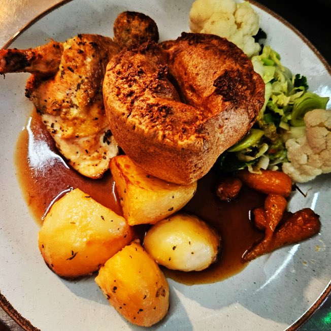 OldBargeDuchess's tweet image. Rosemary, lemon and thyme chicken, rosemary sea salted roasties, maple glazed carrots, panache of green veg and cauliflower. Feeling hungry yet?!

#sundaysorted #roasts #sundayroasts #sundaylunch #sundaydinner #traditionalroast #glutenfree #veggie #vegan #eatwell #eatfresh