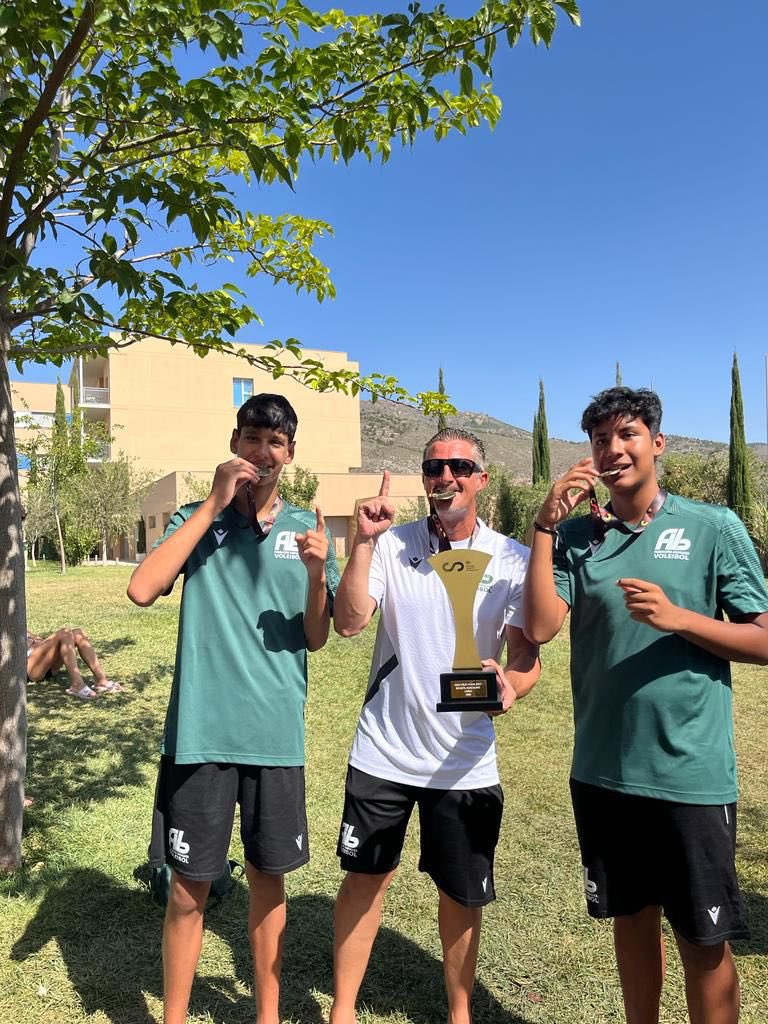‼️ ORO ANDALUZ EN PLAYA ‼️
Los andaluces Rodrigo Garcia y Nicolás Rodriguez, dirigidos por Juan Galvez se suben al primer escalón del  podio del Campeonato de España de Selecciones Autonómicas de VoleyPlaya 2023 infantil masculina

<a href="/DeporteAND/">Andalucía es Deporte</a> 
<a href="/SuperVoleySpain/">SuperVoley Spain</a> 
<a href="/TodovoleySpain/">Todovoley</a>