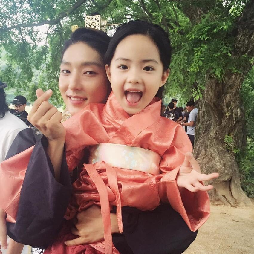 PortalJoonGiBR's tweet photo. Feliz Dia dos Pais! 💐

📺#FlowerOfEvil, tvN, 2020
📺 #TwoWeeks, MBC, 2013
📺 #MoonLoversScarletHeartRyeo, SBS, 2016

#LeeJoonGi #이준기 https://t.co/fyOZFDBrYB