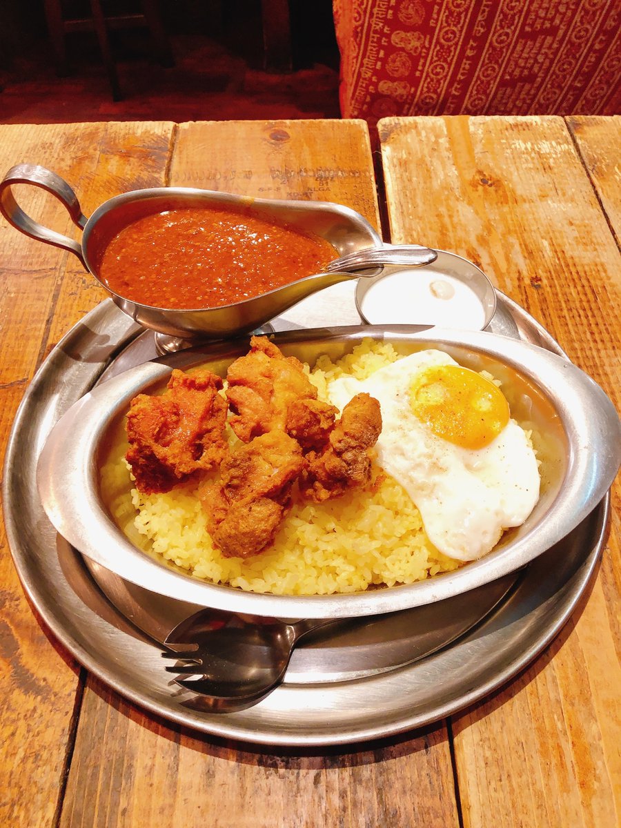 Blacklizard007's tweet photo. 10皿目&amp;11皿目

お昼にCOREDO室町のガヴィアルでMixカレー、夕食にターリー屋神田西口店でチキンパコラ定食でした！

同じカレーというカテゴリーなのに、かたや欧風、かたやインド風とこれだけ世界観が違うのも面白いですよね。

ごちそうさまでした！

#神田カレーグランプリ https://t.co/AoYoMuT1RX