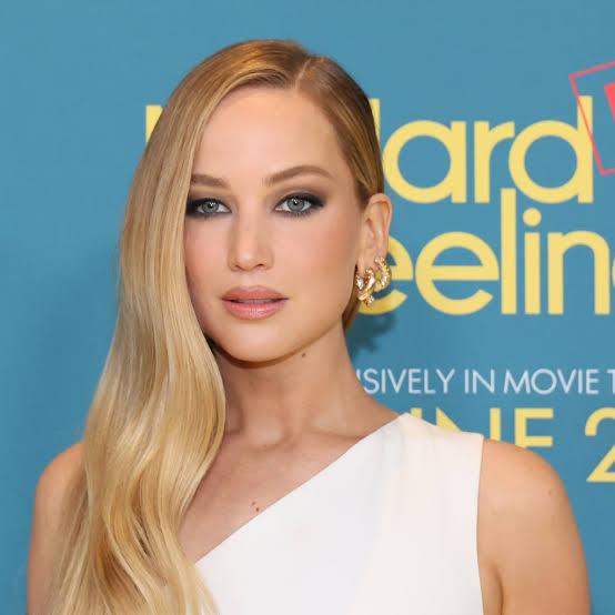 well_author's tweet photo. Amo que hoje é dia dos pais, mas os trendings do Twitter tá dominado pelas 3 loiras brasileiras mais poderosas: Andressa Urach (por sexo com homem de 1,40m), Jennifer Lawrence (por sexo com menor de idade em filme) e Larissa Manoela (por não ter dinheiro pra comprar um milho) https://t.co/89eVhhZqzH