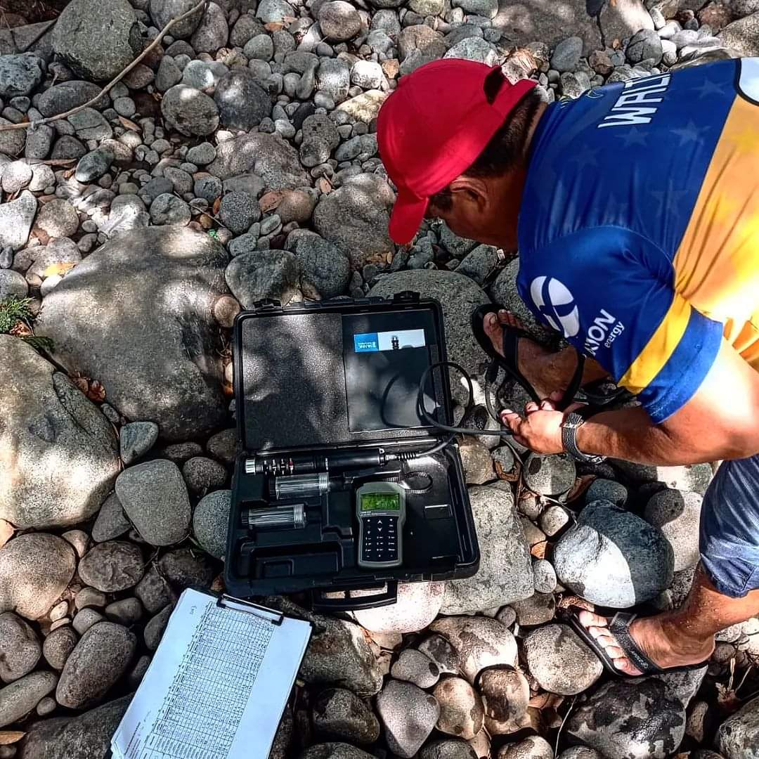 fundanaturalez1's tweet photo. Continuamos con el #monitoreo del Río #ElZonte con miembros de la comunidad. Con este esfuerzo participativo aprendemos sobre las características fisicoquímicas del río para su protección #ConservaciónSV #BiodiversidadSV #CostaViva @crowd_water https://t.co/y9PH2cvZyq