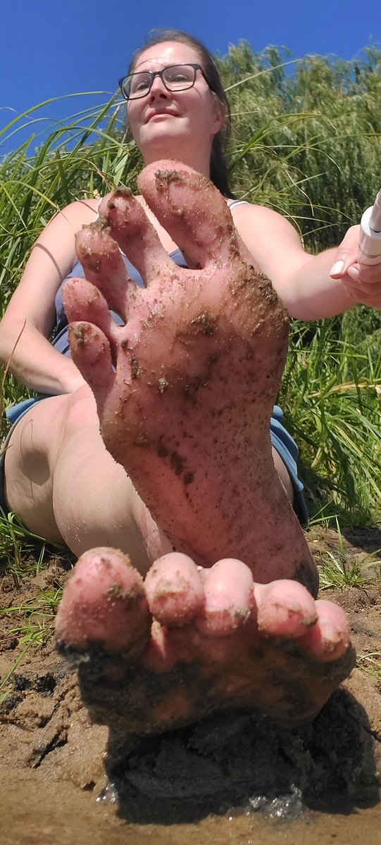 Goddess___Rose's tweet photo. Having a 2 day vacation at the polish river Narew. 
#feetpic https://t.co/f6dywTbxU9