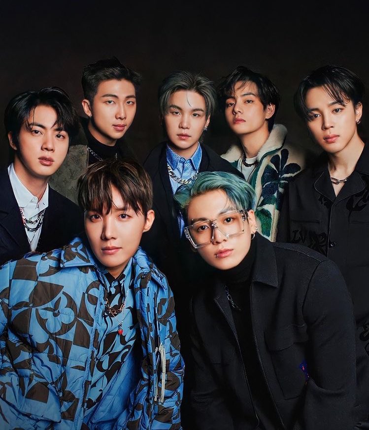 kpopWorldItaly1's tweet photo. ⚫️: Michela Murgia e la Corea del Sud: ecco la storia del suo ultimo desiderio.
Far portare le sue ceneri in Corea del Sud, per disperderle nell’oceano davanti alla spiaggia di Busan. #Korea #KPOP #MichelaMurgia #BTS

RIP

La morte di Michela Murgia, ha interrotto bruscamente il filo della grande passione che la legava negli ultimi anni alla Corea del Sud, al K-pop ed alla Korean Wave. Il “Paese del calmo respiro”, la aveva ammaliata attraverso gli idoli del K-pop conosciuti in rete ma poi libri, lezioni universitarie, blog la avevano catapultata in un altro universo dove la fenomenologia del successo a cui siamo abituati ed i suoi numeri hanno altre regole ed altre unità di misura. I follower si contano a decine di milioni e gli streaming a “billions” miliardi di view e che solo il nostro “provinciale etnocentrismo” come scrisse su Vogue Italia, ci porta ad ignorare.
Per chi conosceva il suo lavoro, Michela non era solo una scrittrice, ma una donna dal cuore pulsante e dagli occhi sempre curiosi, fissati sull’orizzonte. Michela confidava su Twitter nel 2021: “I #BTS hanno cambiato la mia vita. Mi hanno fatto capire che è possibile essere sé stessi, anche se si è diversi, e che è possibile trovare la felicità anche nelle cose più semplici”. Questa dichiarazione non era un mero elogio alla musica, ma l’eco di un’anima che aveva trovato un rifugio in una cultura lontana. Nel 2022, attraverso le colonne del Corriere della Sera, Michela proclamava con vigore: “La Corea del Sud è un paese che sta cambiando rapidamente e sta diventando sempre più importante nel mondo”. Murgia non era solamente affascinata dalla musica e dalla cultura coreana, era innamorata dell’intera storia e resilienza del paese, come testimonia un post su Instagram del 2023: “Sto leggendo un libro sulla storia della Corea del Sud e sto imparando tantissime cose”.
Nonostante la profonda connessione che Michela aveva instaurato con la Corea del Sud, un viaggio lì rimase un sogno irrealizzato. Un viaggio che avrebbe consolidato quel legame invisibile che aveva costruito tra le parole e le melodie, tra le pagine e le canzoni, tra l’Italia e la Corea. Oggi, nel ricordarla, possiamo solo immaginare il sorriso che avrebbe avuto nel mettere piede sul suolo coreano, ma sappiamo che quella terra viveva già nel suo cuore e nella sua penna.
Addio, Michela. Che tu possa finalmente intraprendere quel viaggio tanto desiderato, 가는 말이 고와야 오는 말이 곱다 ( n.d.r. Le parole che se ne vanno devono essere belle affinché le parole che arrivano siano belle). E tu di parole belle ne hai seminate tante.
👉🏻 https://t.co/3ekBVWoOBy