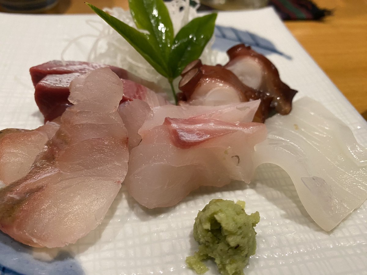 takayacchi64's tweet photo. 富山は、魚津に着いて、適当に入った店が、めちゃくちゃ美味い！！
コスパもいい、、、あー白エビ美味い😋ホタルイカ美味い😋 https://t.co/4BsLv1lbQT