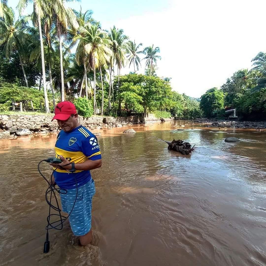 fundanaturalez1's tweet photo. Continuamos con el #monitoreo del Río #ElZonte con miembros de la comunidad. Con este esfuerzo participativo aprendemos sobre las características fisicoquímicas del río para su protección #ConservaciónSV #BiodiversidadSV #CostaViva @crowd_water https://t.co/y9PH2cvZyq