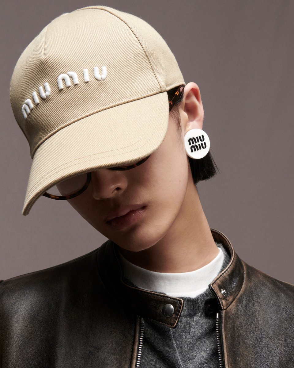 希少美品 miu miuコーデュロイキャップ アイボリー Lifestyle accessories and the Arcadie bag in matelassé nappa