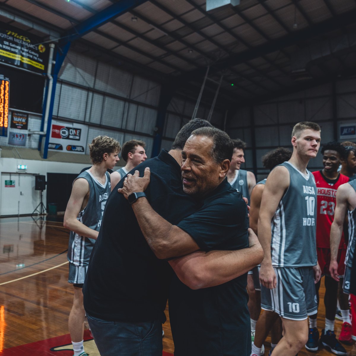 UHCougarMBK's tweet photo. As our 🇦🇺 tour winds down, enjoy our latest photo gallery from Sunday
by @lukebutler0
#CoogsAbroad
#ForTheCity x #GoCoogs
👀📸👀 – https://t.co/FRzTUs9MAu https://t.co/8JBklsvI84