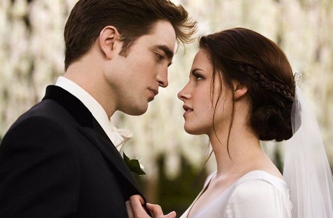 "Edward se deitou ao meu lado e segurou a minha mão.
- Em 13 de agosto?[...]
- Isso me dá um mês até meu aniversário. Não quero que chegue perto demais"

17° aniversário de casamento de Bella e Edward, bodas de rosas 🌹 o casamento mais lindo de todos