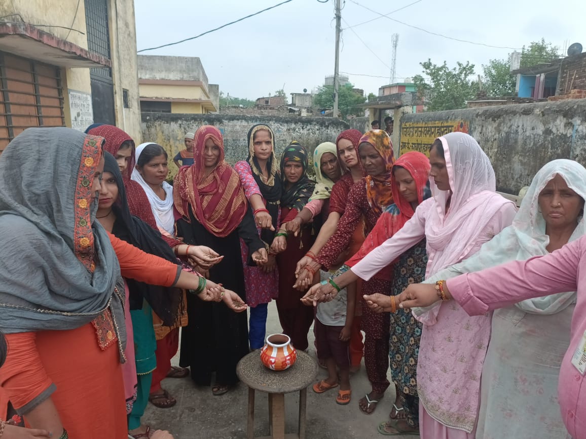 Usrlm_Haridwar's tweet photo. आजादी के अमृत महोत्सव के तहत विकासखंड रूडकी के ग्राम माधोपुर हज़रतपुर मे मेरी माटी मेरा देश अभियान के अंतर्गत  विशेष कार्यक्रम का आयोजन किया गया! इस अवसर पर झंडा रोहण  किया गया  ओर  उपस्थित सभी  ग्रामीणों एवं स्वयं सहायता समूह की महिलाओं व बच्चों ने राष्ट्रगान गाया! ! https://t.co/pR8UXhBUiO