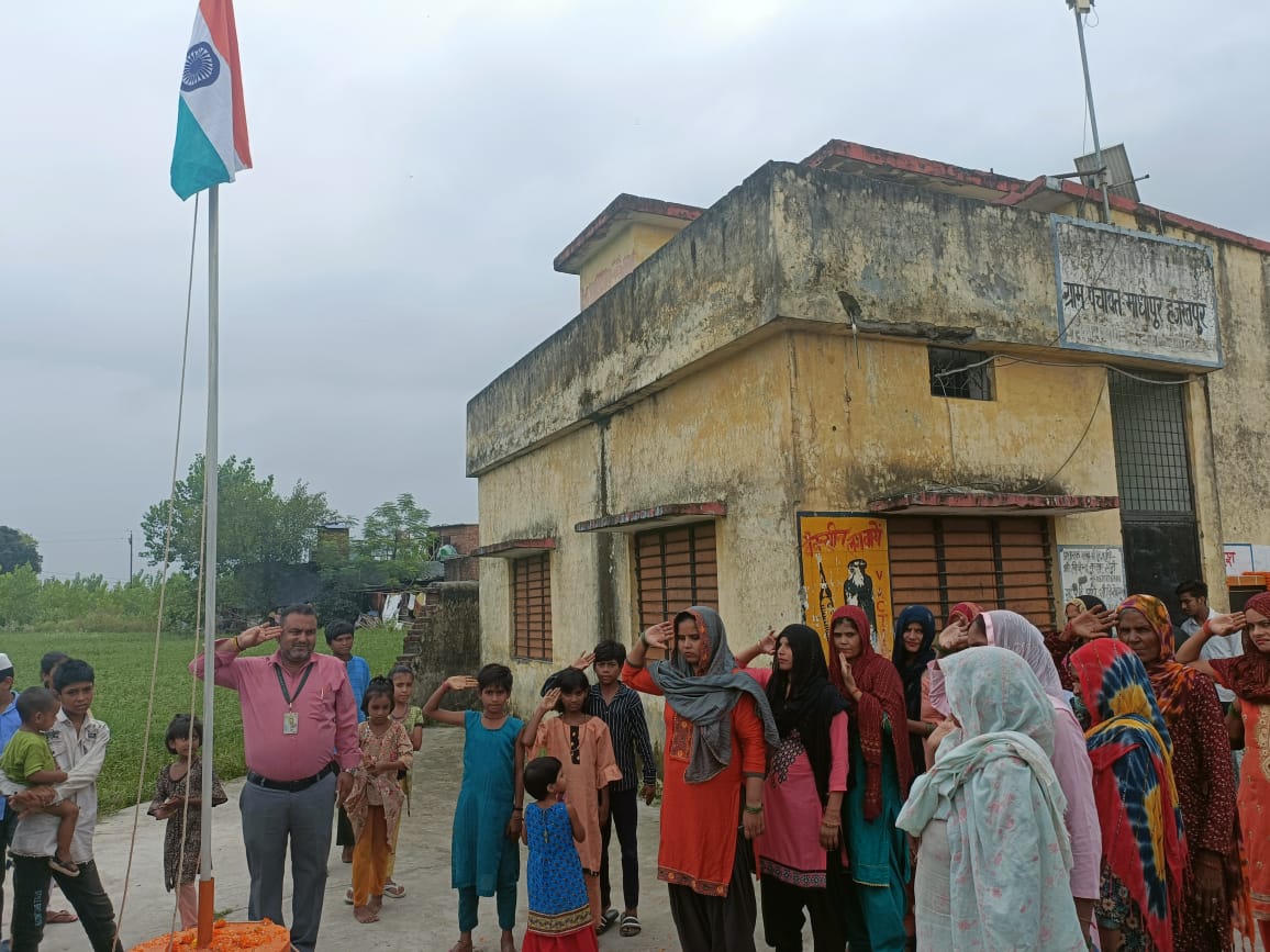 Usrlm_Haridwar's tweet photo. आजादी के अमृत महोत्सव के तहत विकासखंड रूडकी के ग्राम माधोपुर हज़रतपुर मे मेरी माटी मेरा देश अभियान के अंतर्गत  विशेष कार्यक्रम का आयोजन किया गया! इस अवसर पर झंडा रोहण  किया गया  ओर  उपस्थित सभी  ग्रामीणों एवं स्वयं सहायता समूह की महिलाओं व बच्चों ने राष्ट्रगान गाया! ! https://t.co/pR8UXhBUiO