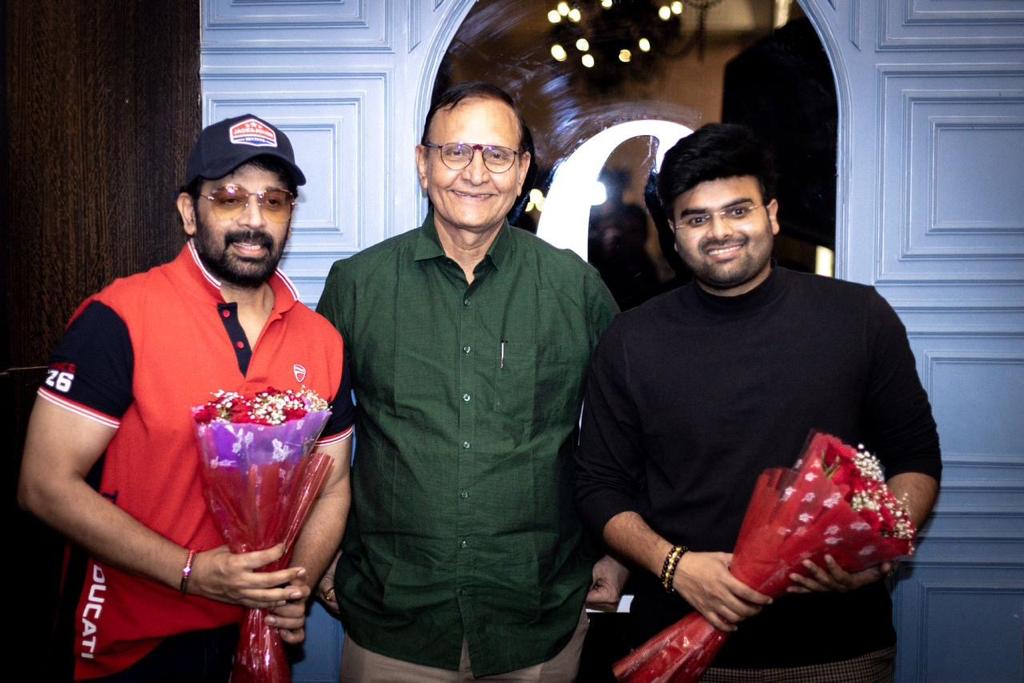 SureshPRO_'s tweet photo. Celebrating success with a gift of 1 Episode FREE 🚚
Here are some moments from the success party of #DayaaOnHotstar.
Streaming now, only on @DisneyPlusHSTel.
#JDChekravarthy @YoursEesha @nambessan_ramya
@kamalkamaraju @pavansadineni @mayankparakh19
@paruchuri6969 https://t.co/bkwTVa7wGl