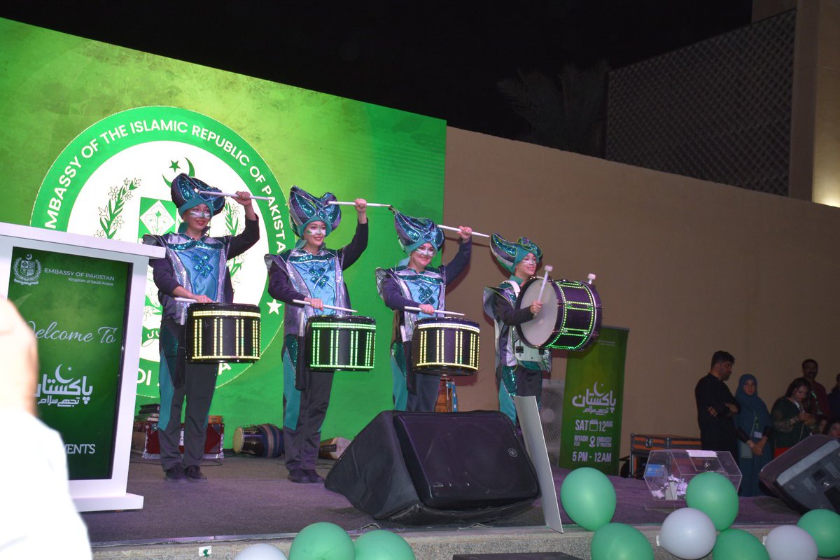aimenn_nadeem's tweet photo. A glimpse from the colourful event at the Embassy of Pakistan, Riyadh. #Pakistanat76
ﺧﺪﺍ ﮐﺮﮮ ﻧﮧ ﮐﺒﮭﯽ ﺧﻢ ﺳﺮِ ﻭﻗﺎﺭِ ﻭﻃﻦ ﺍﻭﺭ ﺍﺱ ﮐﮯ ﺣﺴﻦ ﮐﻮ ﺗﺸﻮﯾﺶ ﻣﺎﮦ ﻭ ﺳﺎﻝ ﻧﮧ ﮨﻮ https://t.co/fEjWuVE250