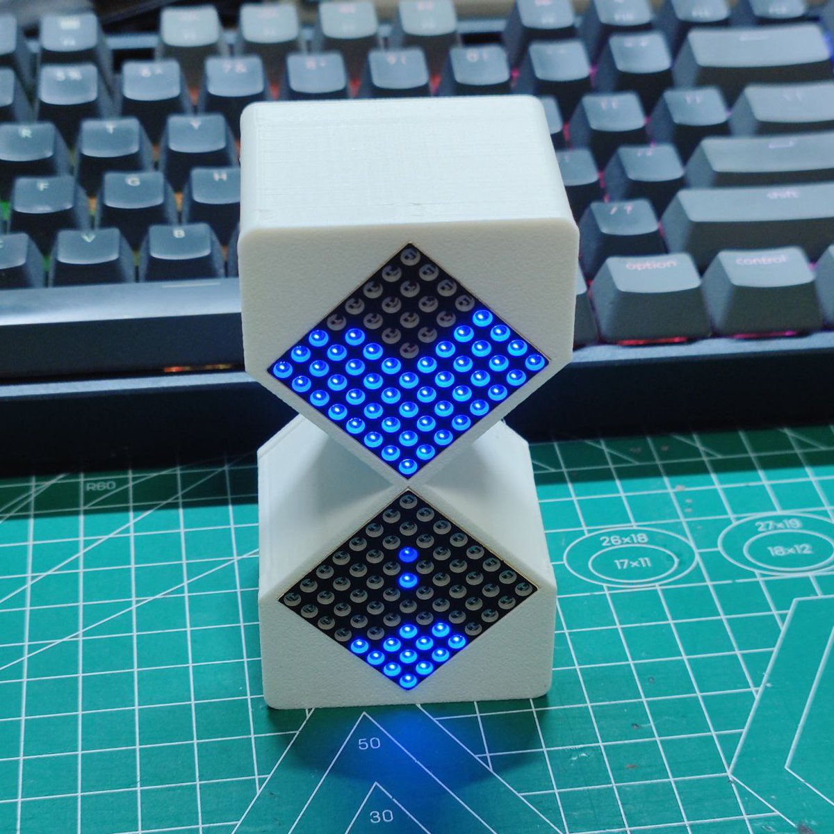 ohdarling88's tweet image. 把赛博沙漏整完了，既然用了 ESP8266，就顺便加上 Wi-Fi 时间同步和时钟显示。
#Arduino #ESP8266 #Hourglass