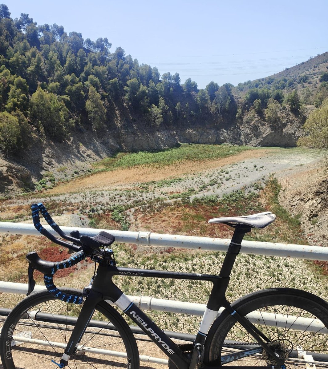 mluisfran's tweet photo. Pantano del agujero hace dos años ,pantano agujero hoy.. https://t.co/Redl41HRx1